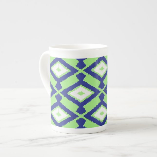 Caneca De Porcelana Padrão Ikat - Verde, Azul Indigo e Branco (Frente Esquerda)