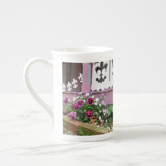 Caneca De Porcelana Pansies e Fleur-de-lis - Vineyard de Martha (Esquerda)