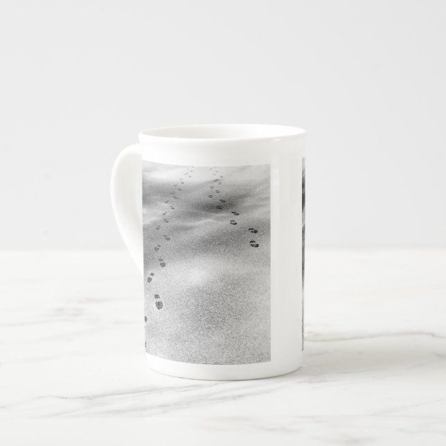 Caneca De Porcelana Pegadas em neve (Frente Esquerda)