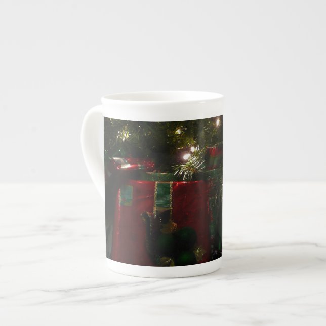 Caneca De Porcelana Presentes sob o Natal em árvore (Frente Esquerda)