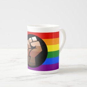 Caneca De Porcelana Punho levantado da bandeira de cor de gente queer