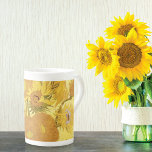 Caneca De Porcelana Quinze Sunflower Vincent van Gogh<br><div class="desc">Bone China Mug,  de arte fina,  com a pintura impressionista poste,  Girassóis (1888),  de Vincent Van Gogh (1853-1890). Quinze girassóis num vaso contra fundo ouro. Uma das muitas pinturas de girassóis de Van Gogh.</div>