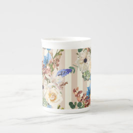 Caneca De Porcelana Rosas, anêmonas, orquídeas em faixas cremosas.