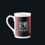 Caneca De Porcelana Rosas vermelhas góticas amam no casamento da prime<br><div class="desc">Celebre seu dia especial com o tema Gótico com esta impressionante caneca de café sobredimensionada, que apresenta o sentimento safado e cheio de trocadilhos, "Love at First Bite" em letras inspiradas no Gótico (e o esboço de um rosa, em pé para a letra O). Personalize com os nomes dos recém-casados...</div>