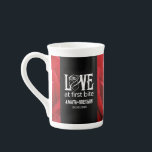 Caneca De Porcelana Rosas vermelhas góticas amam no casamento da prime<br><div class="desc">Celebre seu dia especial com o tema Gótico com esta impressionante caneca de café sobredimensionada, que apresenta o sentimento safado e cheio de trocadilhos, "Love at First Bite" em letras inspiradas no Gótico (e o esboço de um rosa, em pé para a letra O). Personalize com os nomes dos recém-casados...</div>