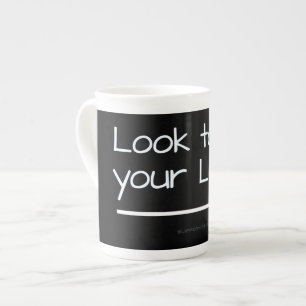 Caneca De Porcelana SlipperyJoe parece à esquerda uma seta escura bran