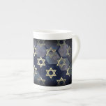 Caneca De Porcelana SlipperyJoe's Happy Hanukkah, estrela múltipla do<br><div class="desc">Feliz Hanukkah, de SlipperyJoe, com múltiplas estrelas de símbolos David Celebração artística Judaica Hebraica Chanukah dá decorações religião judaísmo símbolo significativo contextos culturais religiosos relevantes em vários formatos hexagonais azul escuro matizes roxos escuros fundo abstrato em camadas aparência texturizada</div>