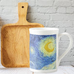 Caneca De Porcelana Starry Night Moon Vincent van Gogh<br><div class="desc">Um Bone China Mug com Starry Night (1889),  uma pintura poste-impressionista de Vincent Van Gogh (1853-1890). Uma pintura paisagística representando a vista do lado de fora da janela do quarto de Van Gogh no sanatório em Santo-Remy-de-Provence,  sul da França com uma lua crescente no céu noturno.</div>