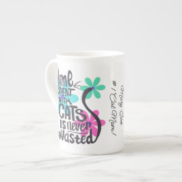 Caneca De Porcelana Tempo gasto com gatos, Flores Brilhantes de Groovy