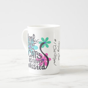 Caneca De Porcelana Tempo gasto com gatos, Flores Brilhantes de Groovy