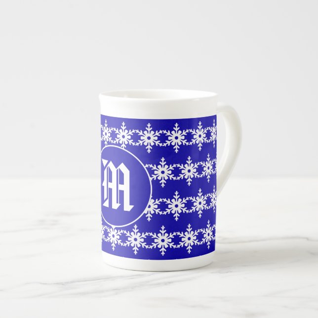 Caneca De Porcelana Teste padrão azul e branco do inverno do monograma (Frente Esquerda)