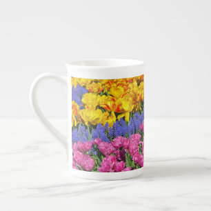 Caneca De Porcelana Tulipas e flores de muscari