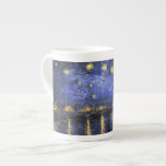 Caneca De Porcelana Vincent Van Gogh Starry Night Sobre O Ródano<br><div class="desc">Vincent Van Gogh Starry Night Over the Rhone Starry Night Over the Rhone (setembro de 1888) é uma das pinturas de Arles de Vincent van Gogh à noite em Arles. Foi pintado em um ponto na margem do Rio Rhone que era apenas uma caminhada de um ou dois minutos da...</div>