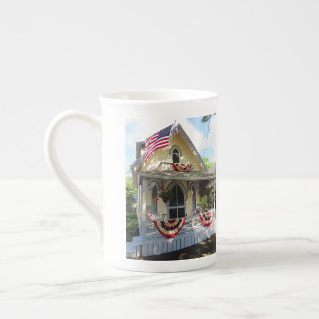Caneca De Porcelana Vitoriano Amarelo com Bunting - Vineyard de Martha (Esquerda)