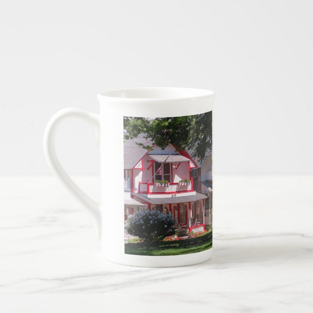 Caneca De Porcelana Vitoriano Vermelho e Branco - Vineyard de Martha (Esquerda)