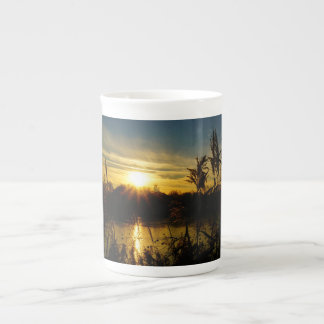 Caneca De Porcelana Zonsondergang bij een meertje met rietpluimen.