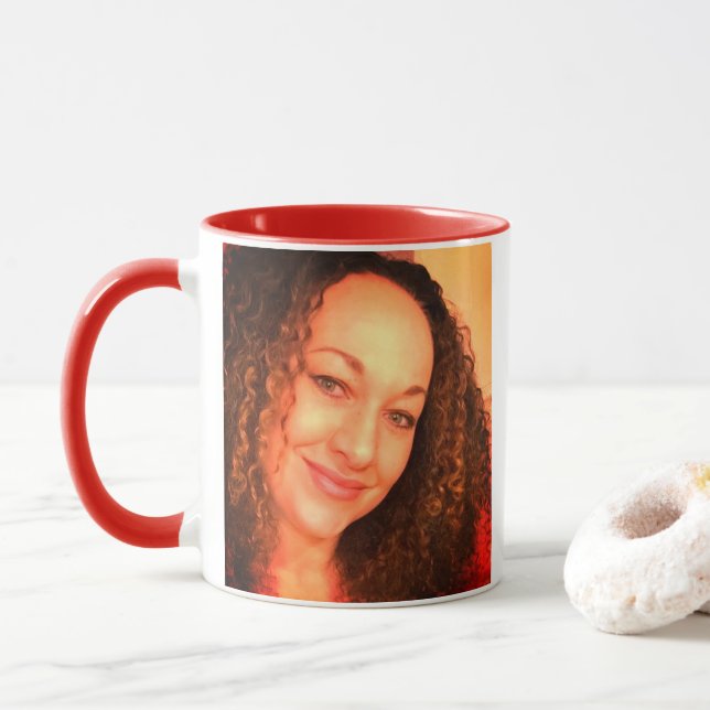 Caneca de Rachel Dolezal com punho vermelho (Com Donut)