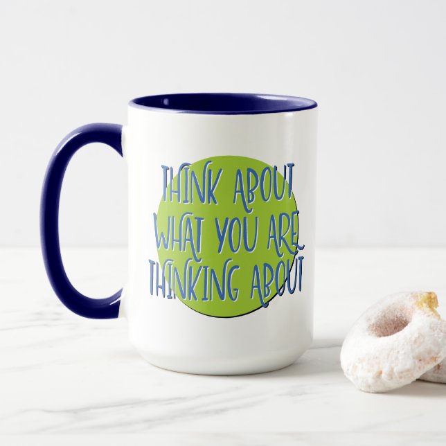 Caneca de slogan de 12 passos 'Pense sobre o que v (Com Donut)