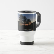 Caneca de viagem com foto do pôr do sol com pinos