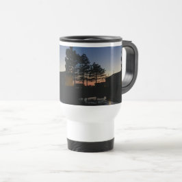 Caneca de viagem com foto do pôr do sol com pinos
