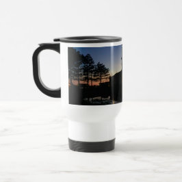 Caneca de viagem com foto do pôr do sol com pinos