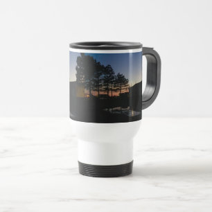 Caneca de viagem com uma bela foto do pôr do sol c