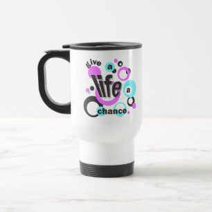 Caneca de viagem com uma mensagem pró-vida.