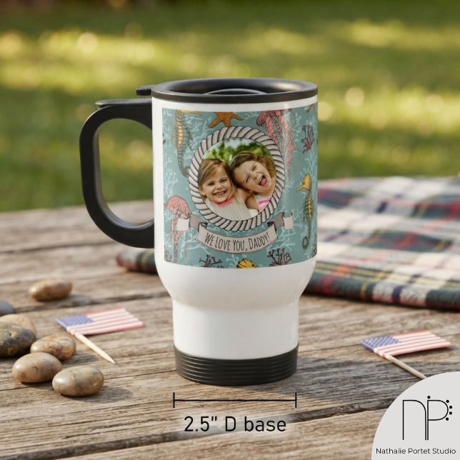 Caneca de Viagem Dia dos Pais Oceano (Father's Day Ocean Travel Mug features hand-drawn seahorses, jellyfish, starfish, and red coral)