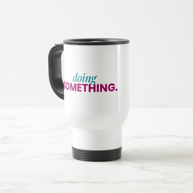 Caneca de Viagem Fazendo Algo (Frente Esquerda)