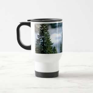 Caneca de Viagem Floresta de Pinheiros Nebulosa –