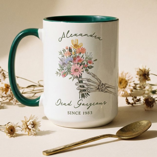 Caneca Dead Gorgeous Nome Ano Gótico Esqueleto Flor Silve (Dead Gorgeous Name Year Gothic Skeleton Wildflower Mug)