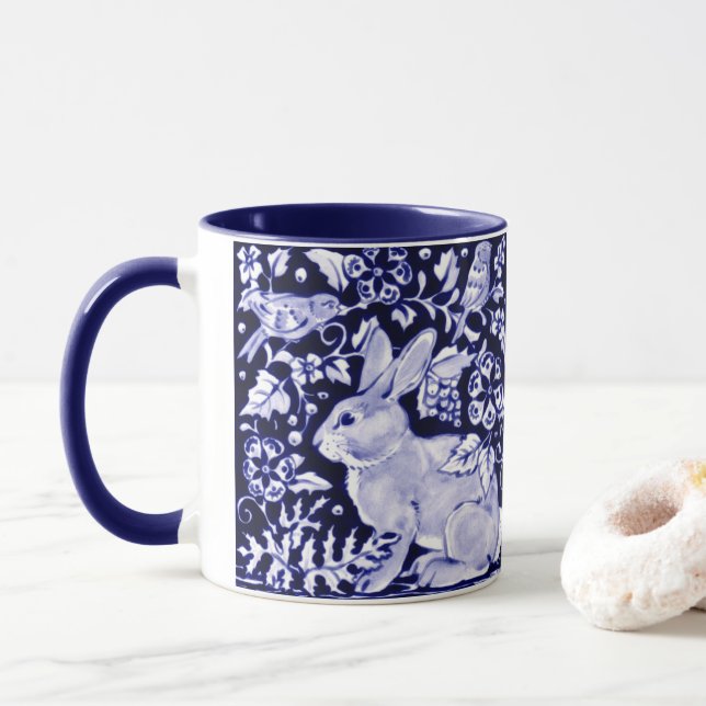 Caneca Dedham Blue Rabbit, Classic Blue & White Design (Com Donut)