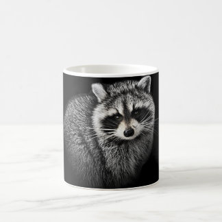 Caneca delicada do Racoon. No preto