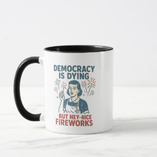 Caneca Democracia Está Morrendo, Mas Ei, Belo Fogos De Ar