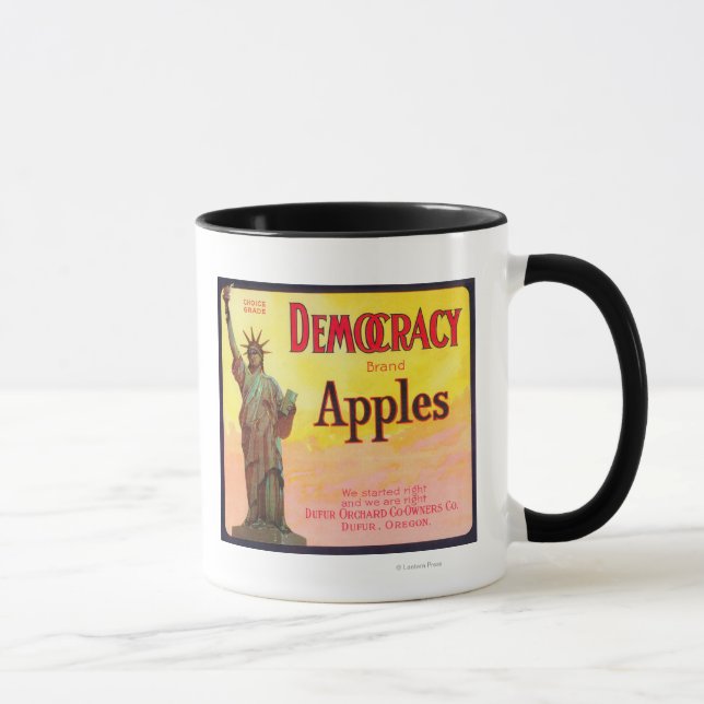 Caneca Democracy Apple Crate LabelDufur, OU (Direita)