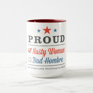 Caneca desagradável orgulhosa da mulher