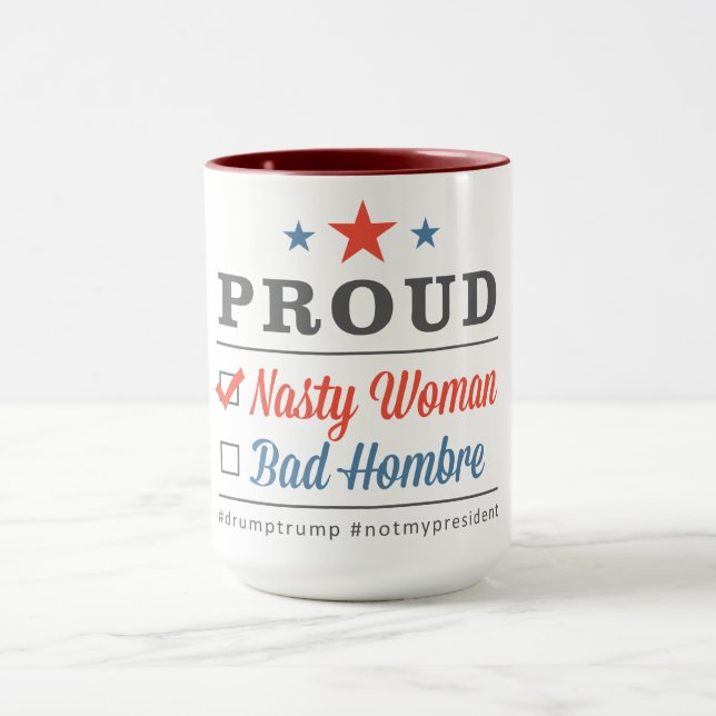 Caneca desagradável orgulhosa da mulher (Centro)