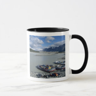 Caneca Descendo o rio Alsek de rafting