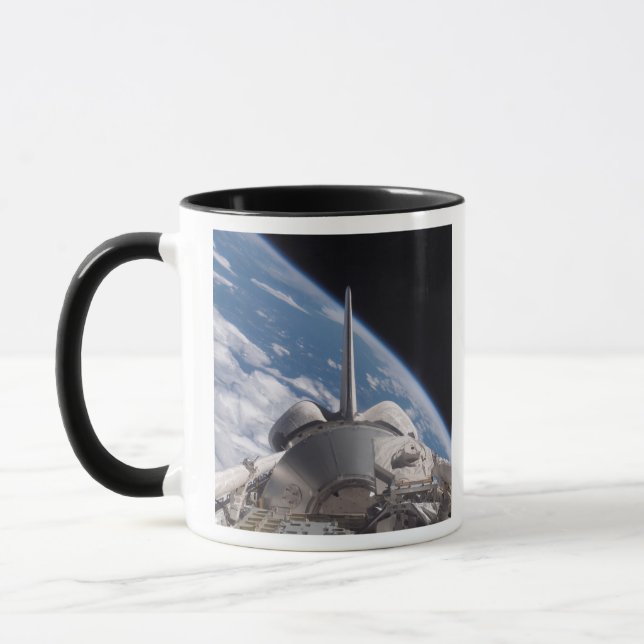 Caneca Descoberta do Shuttle do Espaço recuada pela Terra (Esquerda)