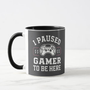 Caneca Desenho de Citação 'Eu Pausei o Jogo para Estar Aq