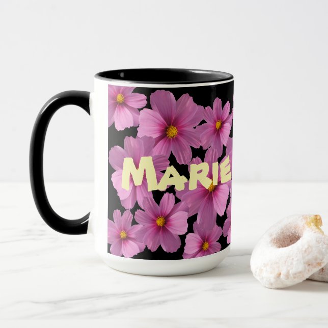 Caneca Design de Flor do Cosmos Roxo em um Fundo Preto (Com Donut)
