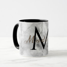 Caneca Design de mármore branco realista com monograma pe
