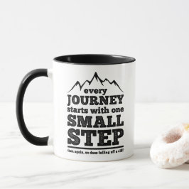 Caneca Desmotivacional: Cada Viagem Começa Com Um Pequeno