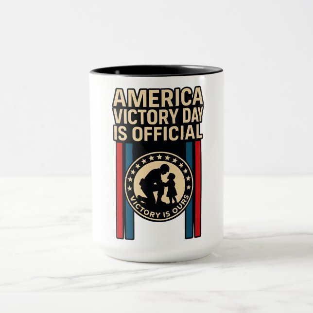 Caneca Dia da Vitória da América - Honre o Corajoso Hoje! (Centro)