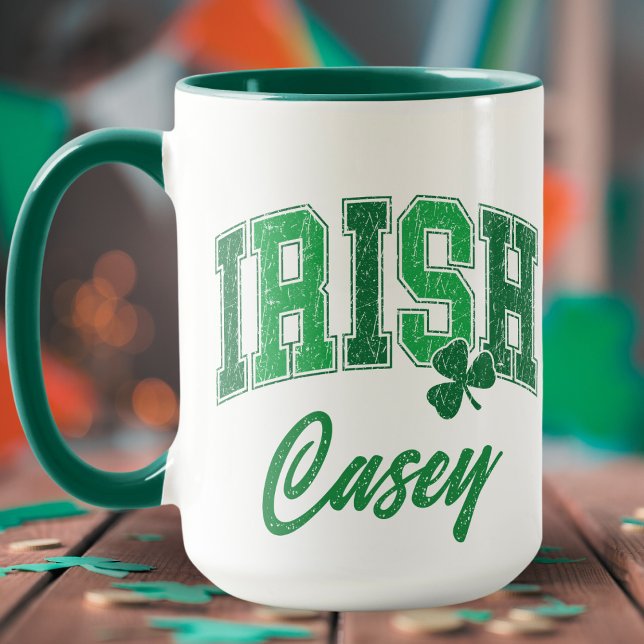 Caneca Dia de São Patrício do Monograma do Orgulho Irland (Retro Irish Pride Monogram St Patrick's Day Mug)