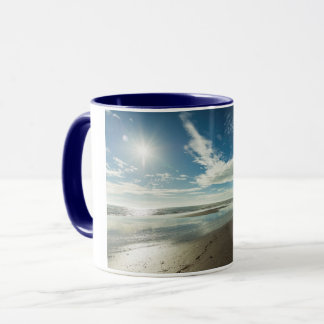 Caneca Dia ensolarado na praia de inverno