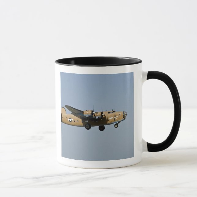 Caneca Diamond Lil B-24 Bombardeiro, pousando em Oshkosh, (Direita)