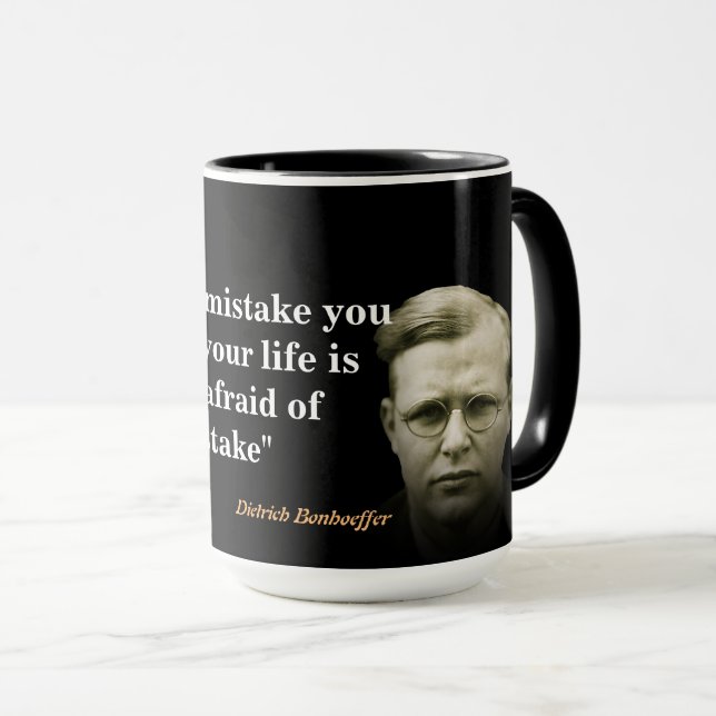 Caneca Dietrich Bonhoeffer Citação Sobre O Maior Erro (Frente Esquerda)