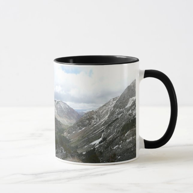 Caneca Dirigindo pelas montanhas Snowy Sierra Nevada (Direita)