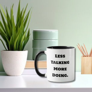 Caneca Dito Engraçado Colega Menos Falando Mais Fazendo